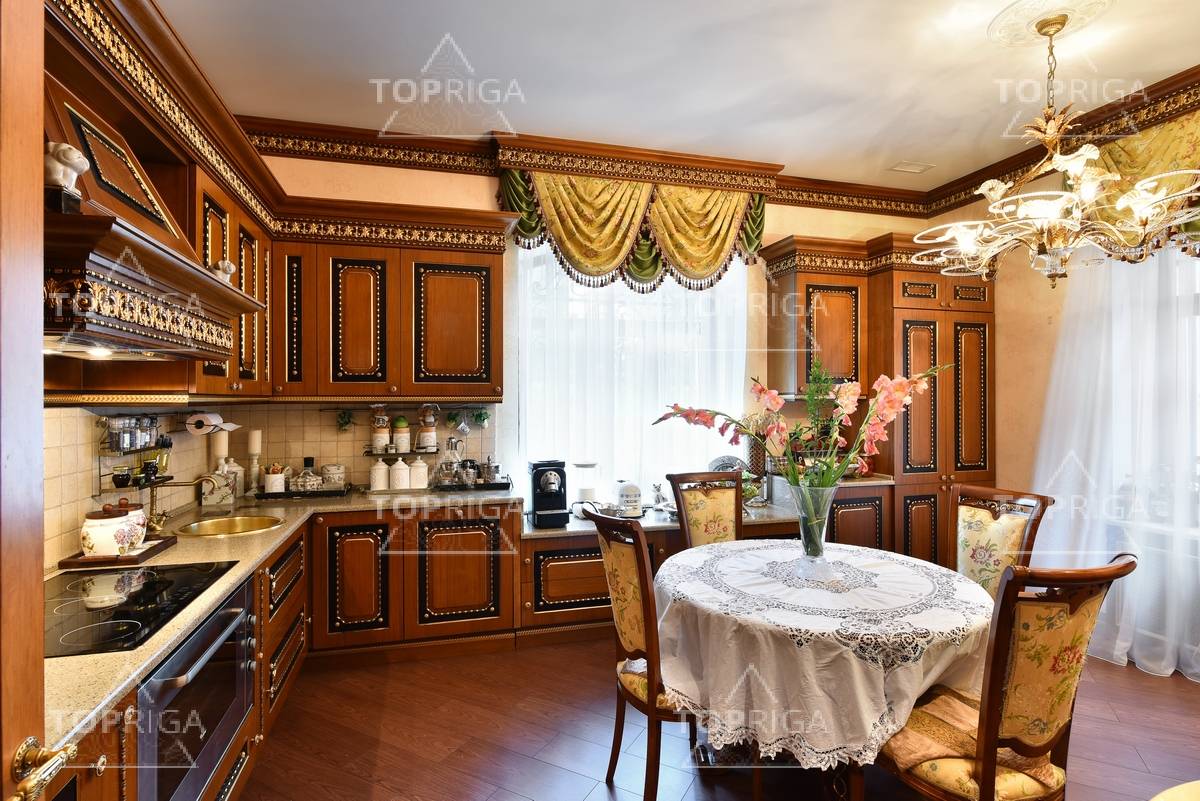 Столовая, кухня, Дом в поселке Резиденции Бенилюкс - на topriga.ru