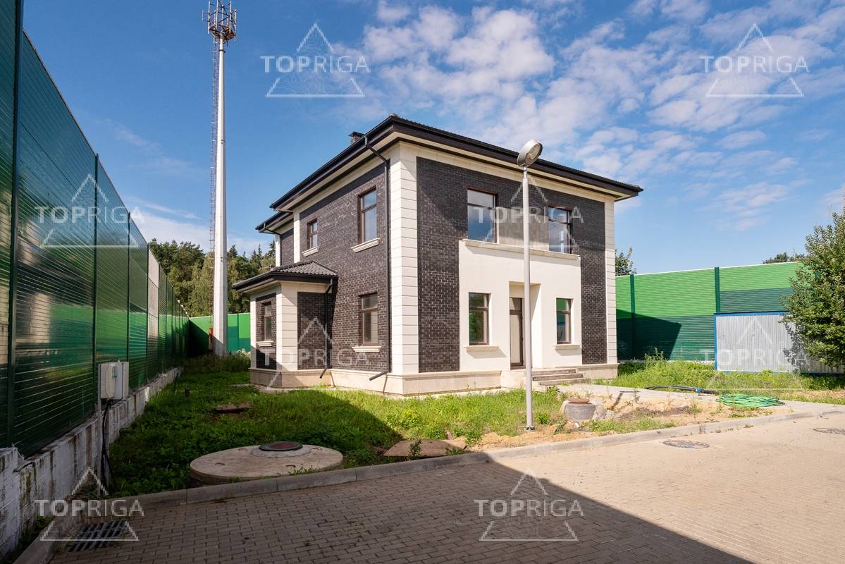 Фасад, Дом в поселке Петрово-Дальнее - на topriga.ru